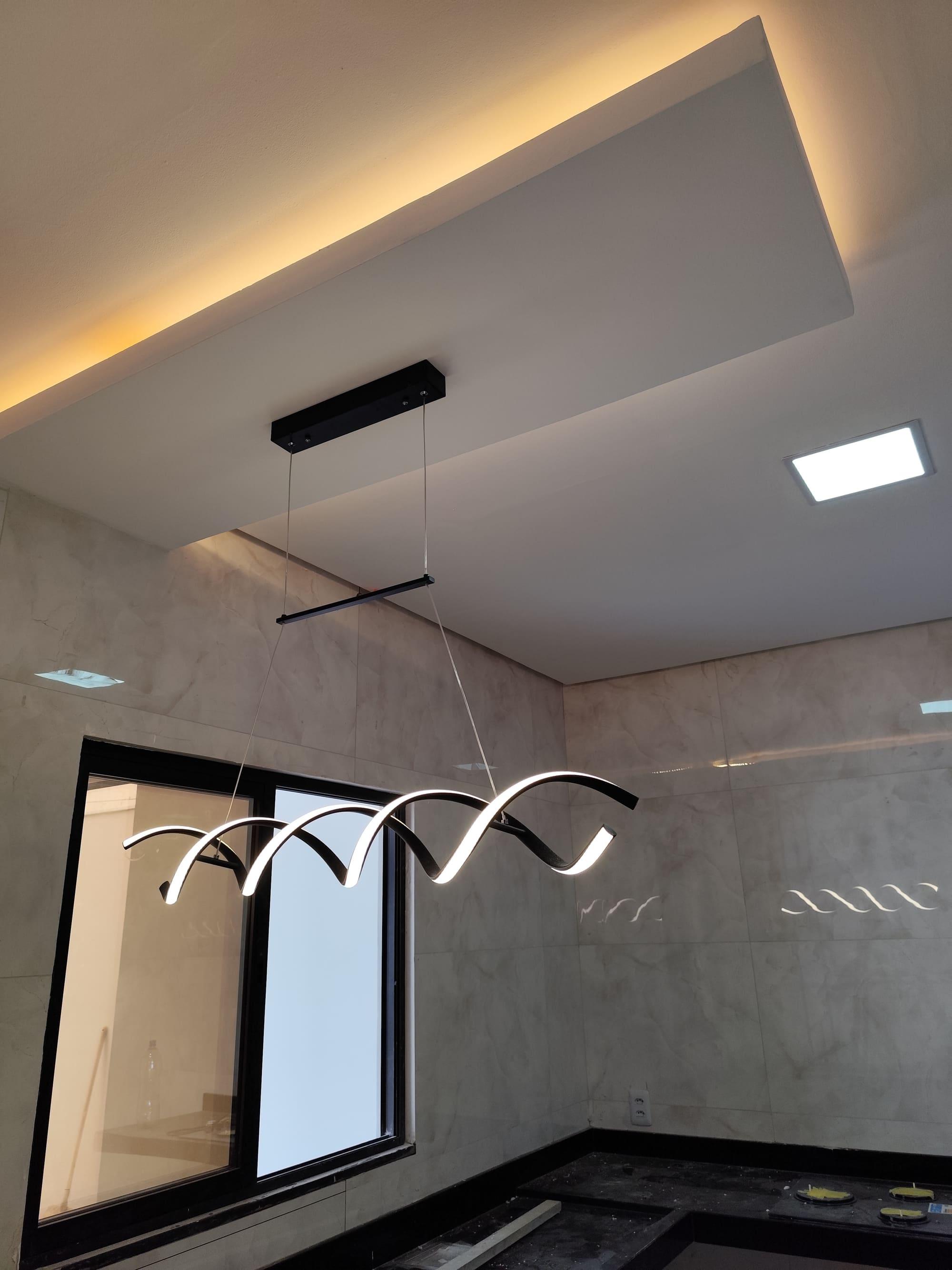 Cozinha em fase final de acabamento com luminária instalada