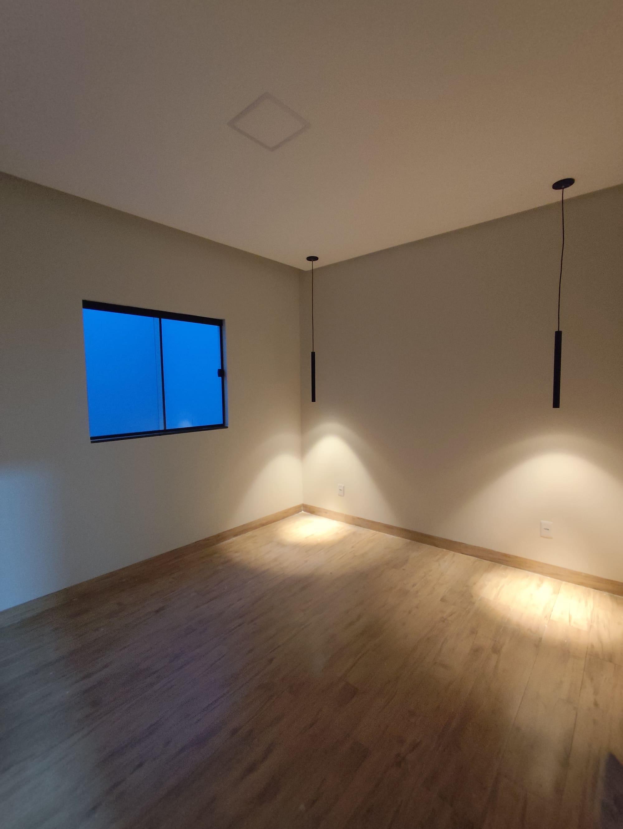 Ambiente interno de obra residencial com piso e iluminação já instalados