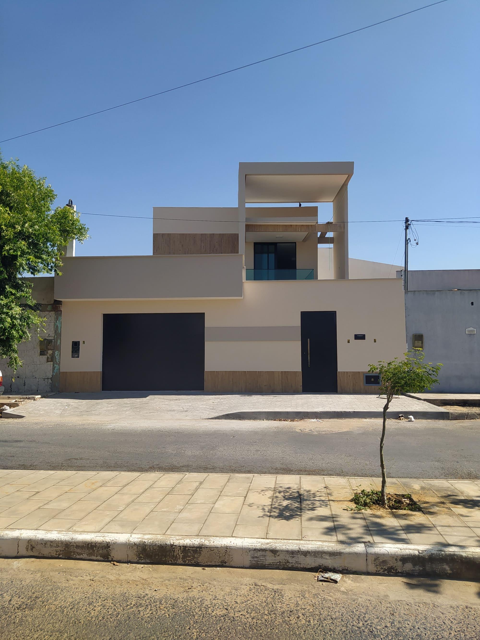 Fachada de imóvel residencial de dois pavimentos
