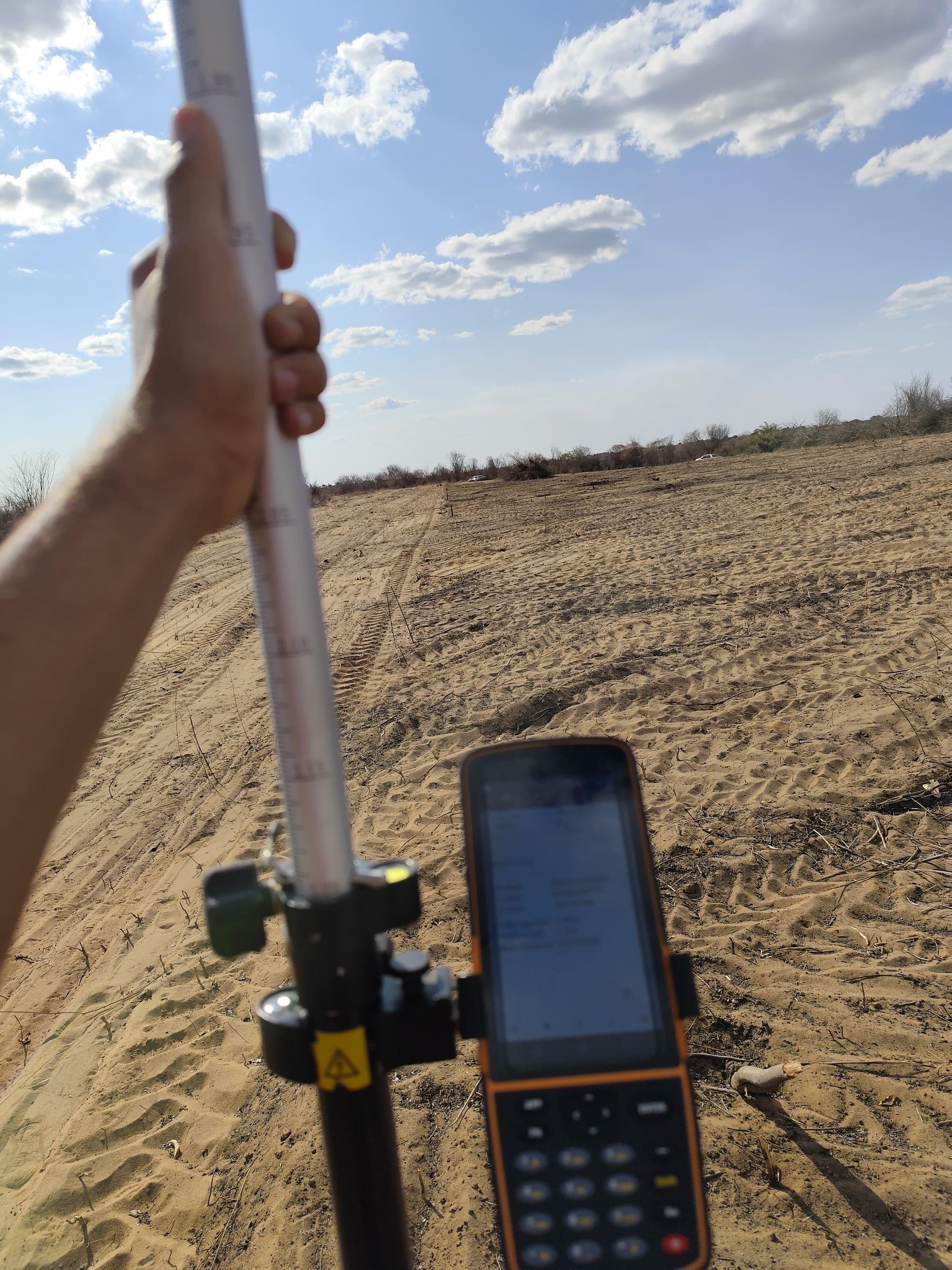 Equipamento de GPS/RTK usado em levantamento topográfico em área rural